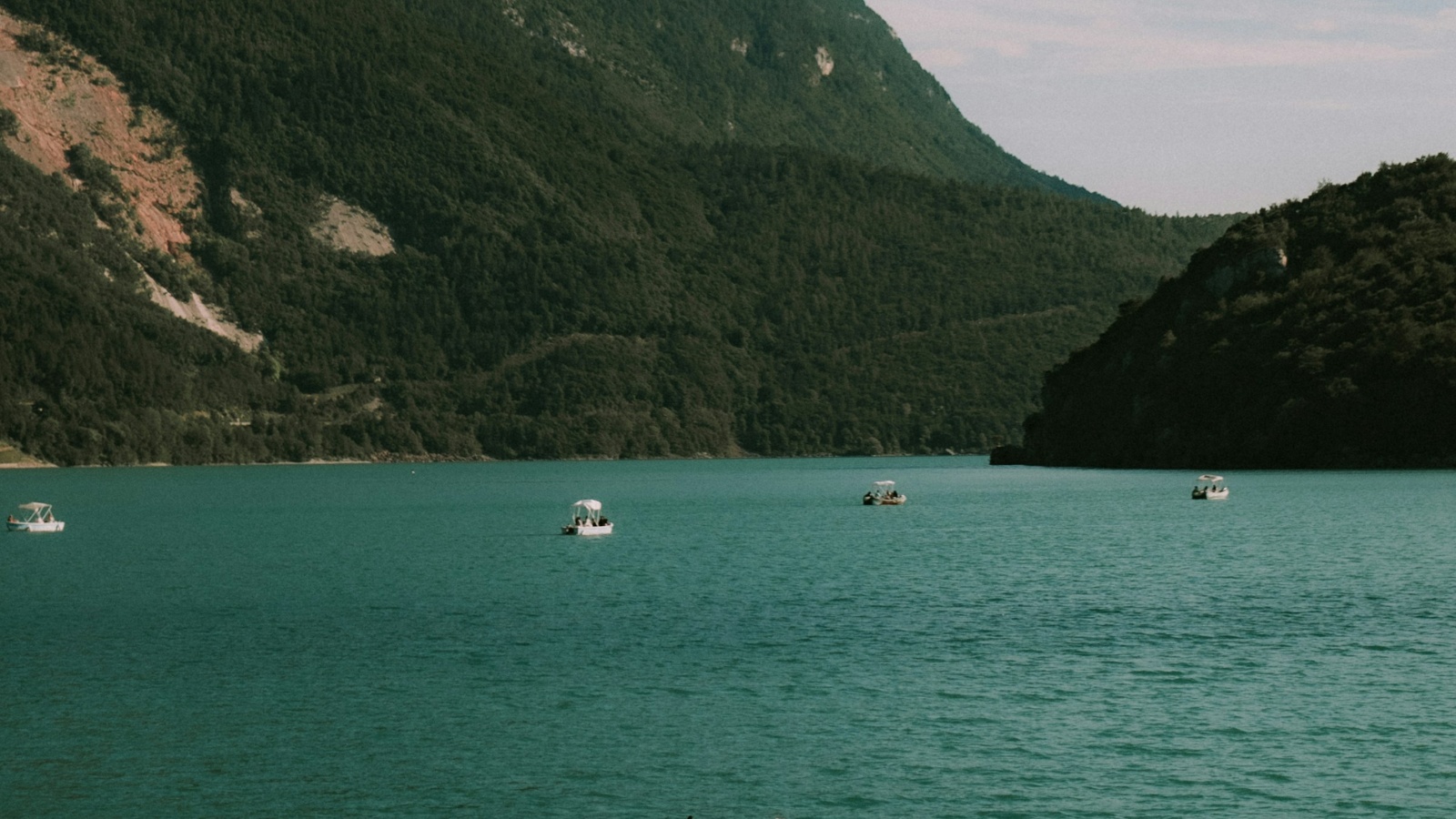 Jezero Molveno mnogi smatrajo za najlepše jezero v Italiji. Ta biser v osrčju Dolomitov je vreden odkritja