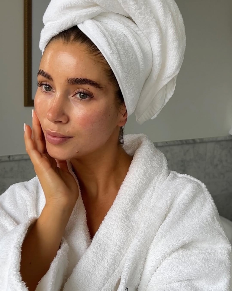 Kako pripravimo kožo obraza na jesenske dni? Retinol, kisline … Tako spremenimo svojo rutino nege kože