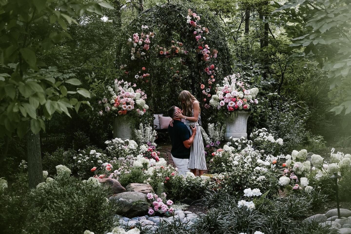Taylor Swift se bo poročila! Zaroko je razkrila z očarljivimi fotografijami s Travisom Kelceom