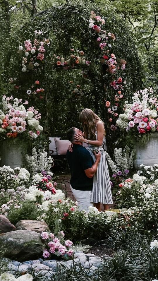 Taylor Swift se bo poročila! Zaroko je razkrila z očarljivimi fotografijami s Travisom Kelceom