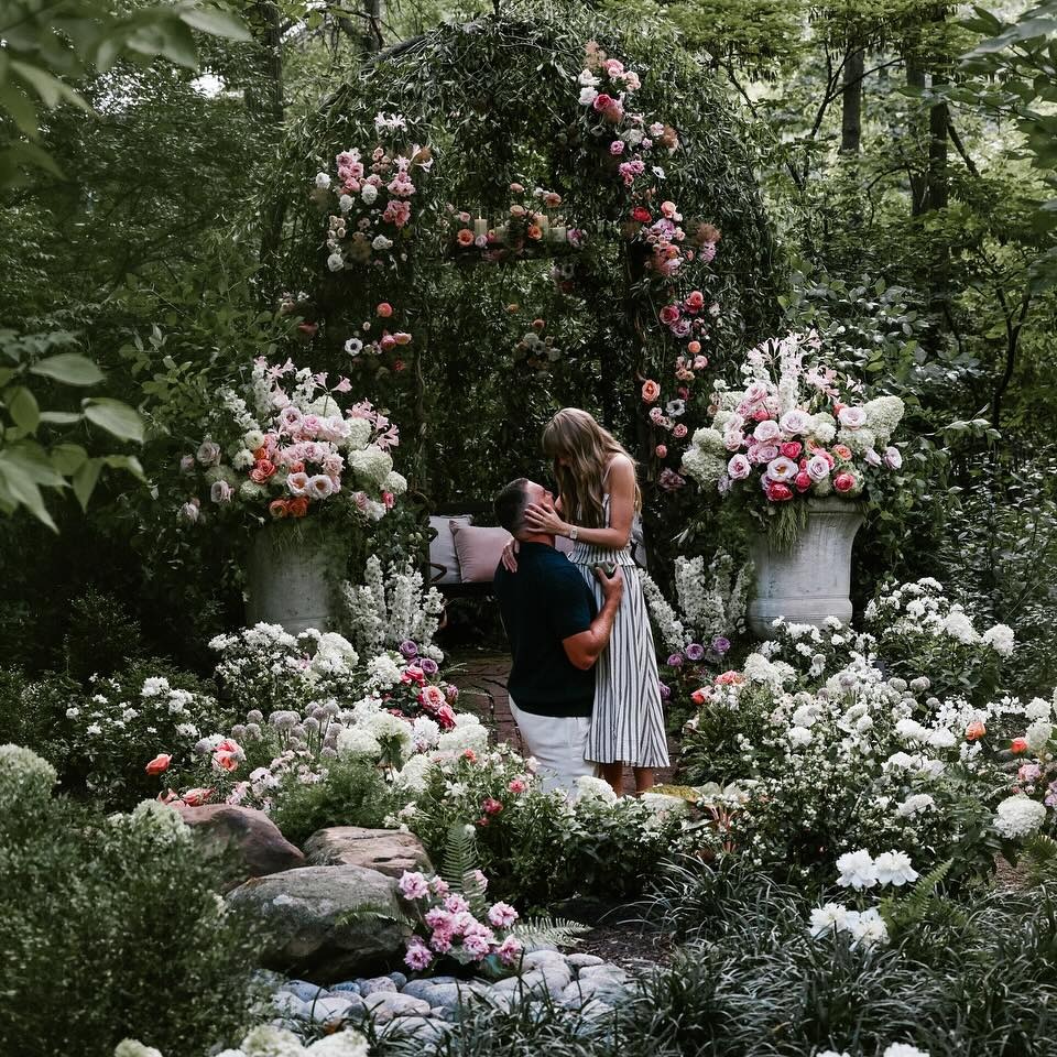 Taylor Swift se bo poročila! Zaroko je razkrila z očarljivimi fotografijami s Travisom Kelceom