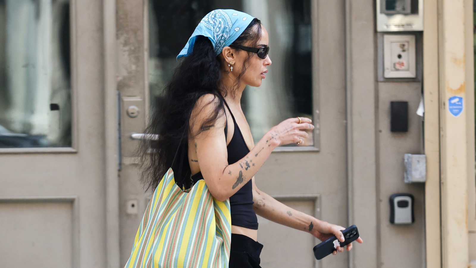 Nova ikona ulične modne scene? Vsi govorijo o stajlingih Zoë Kravitz, saj jih je zelo enostavno poustvariti