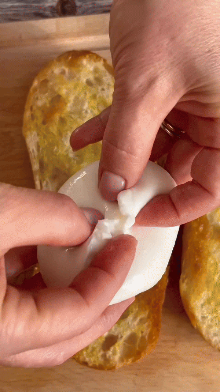 Burrata, pršut, breskev in malo medu: Preprost in hiter poletni toast, ki ga lahko postrežete gostom