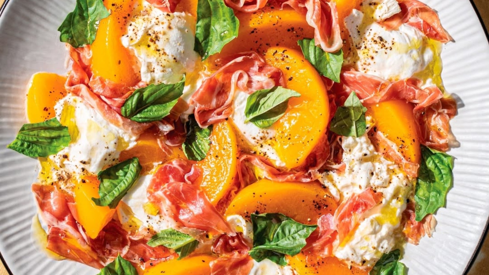Burrata, pršut, breskev in malo medu: Preprost in hiter poletni toast, ki ga lahko postrežete gostom