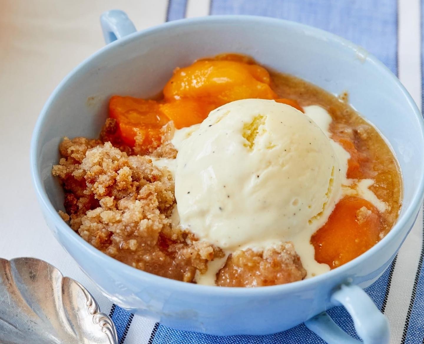 Marelični crumble: Najhitrejša sezonska poslastica, h kateri se vračamo vsako leto