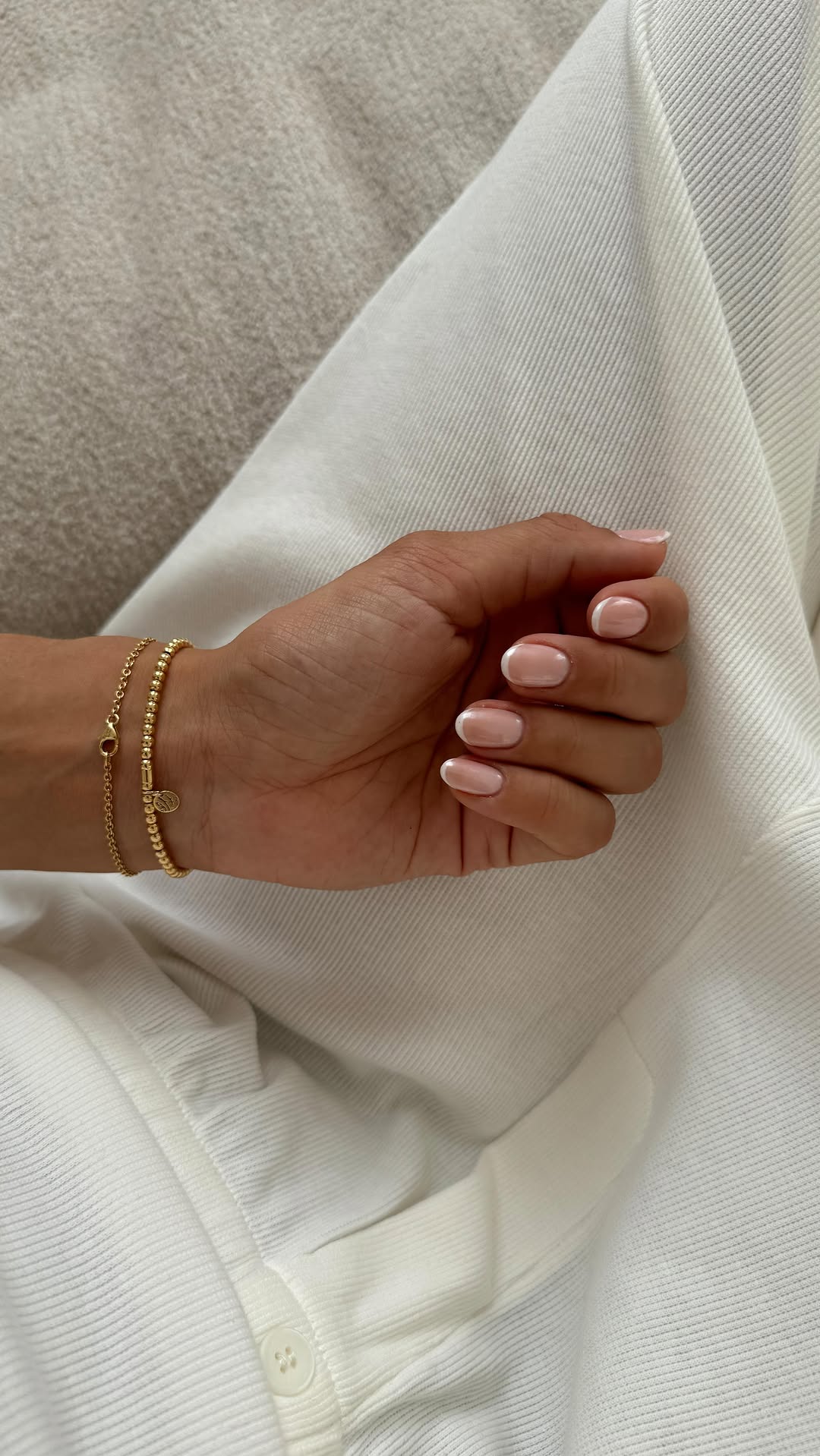 Trend “french glass nails” je eden najbolj iskanih izrazov na internetu. Manikira je očarala tudi nas