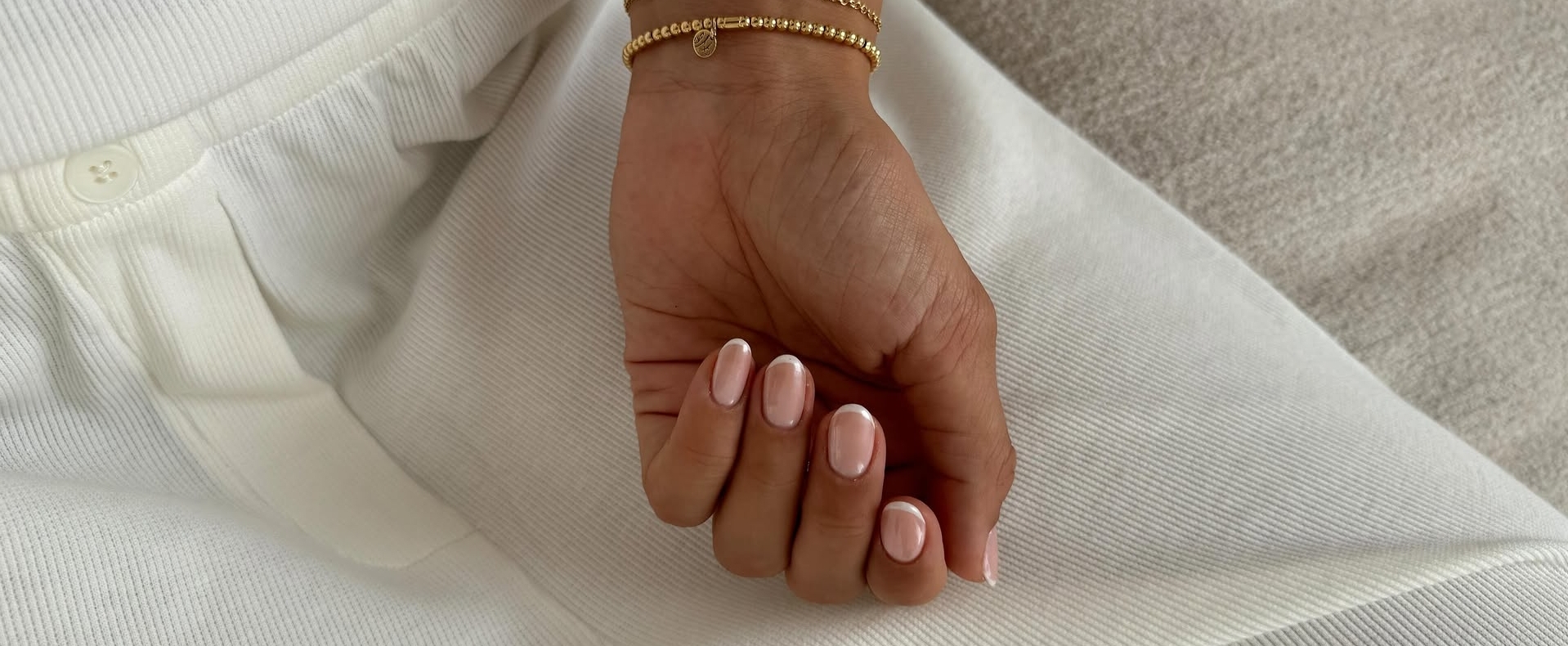 Trend “french glass nails” je eden najbolj iskanih izrazov na internetu. Manikira je očarala tudi nas