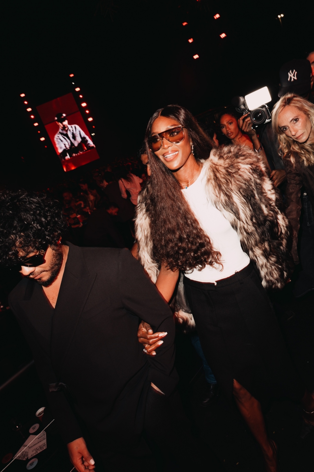 Naomi Campbell na modnem dogodku v Braziliji razkrila prvi videz težko pričakovane kolekcije H&M Studio AW25