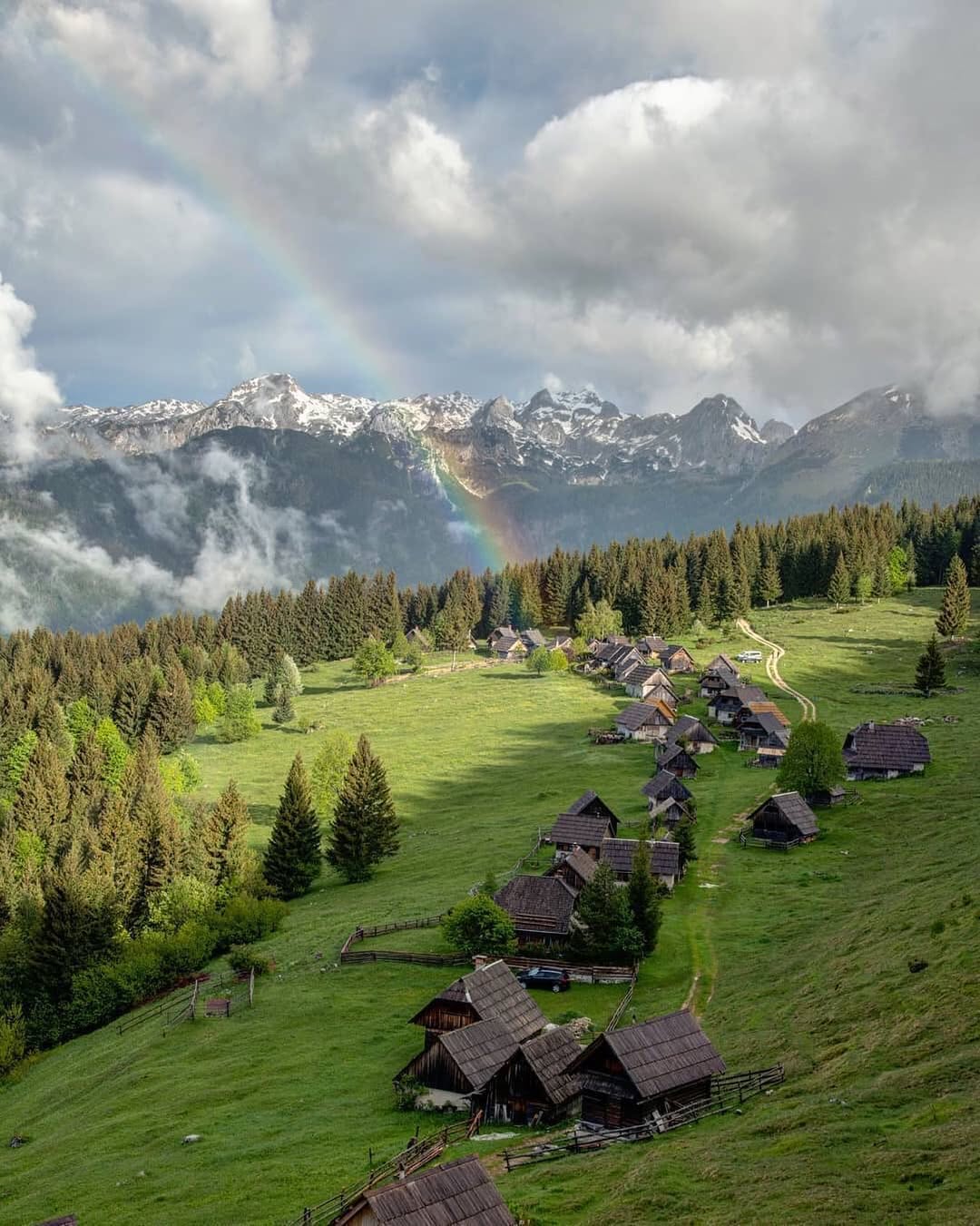 Idilični Zajamniki: Skriti biser z najlepšim pogledom na Triglav in Bohinj se lahko kosa z Veliko planino