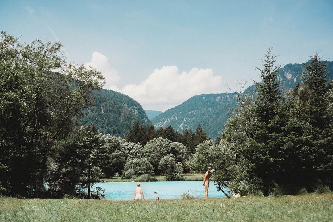 Skriti biser pod Julijci: Jezero, ki osvoji s svojo skrivnostno zeleno barvo