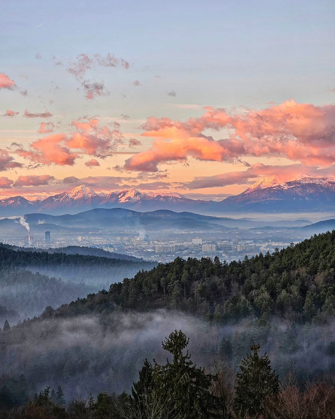 Na ljubljanskem hribu le nekaj minut iz središča mesta vas čakajo razgled kot z Velike planine, živalski park in nočitev v razglednem stolpu