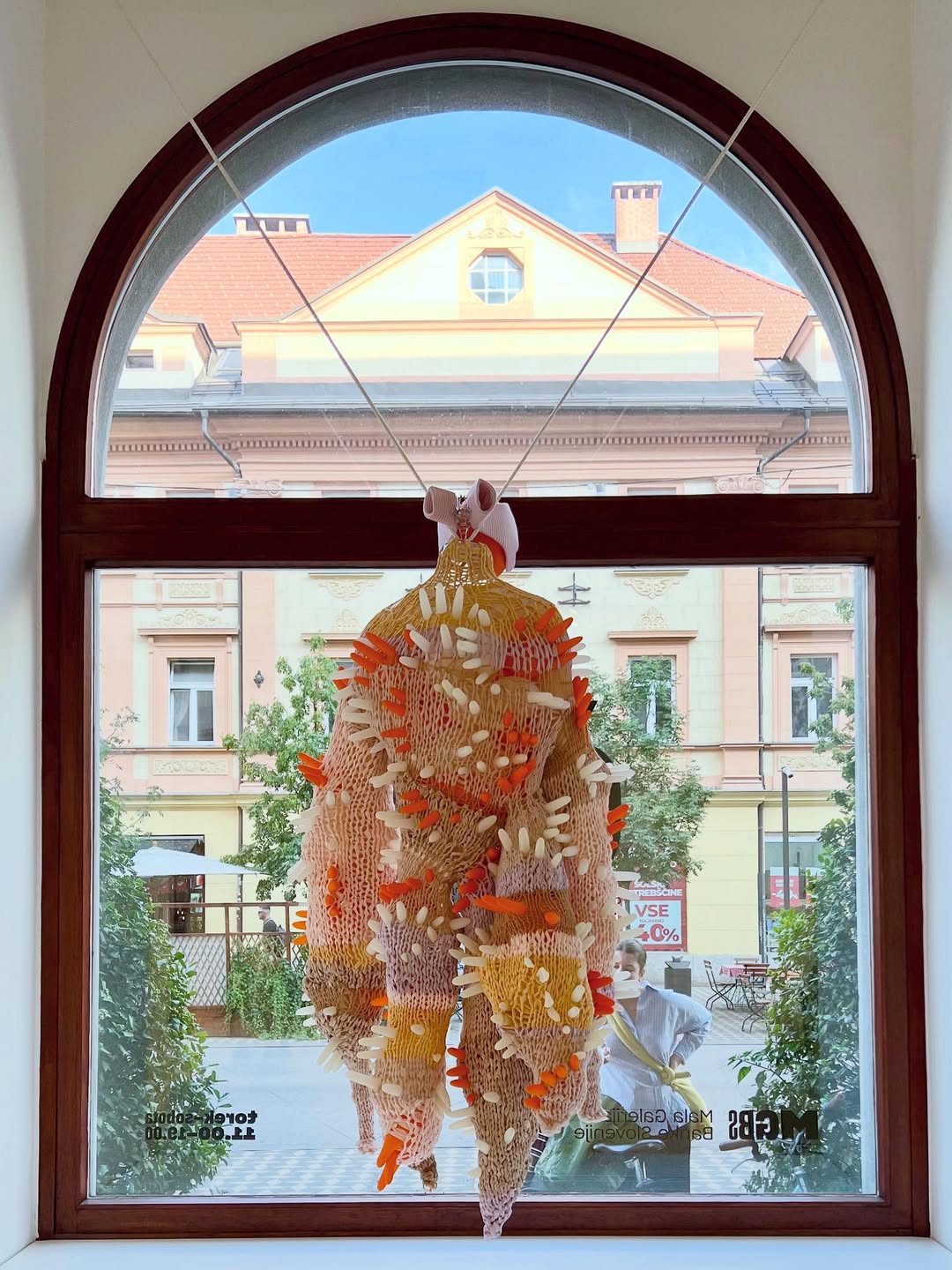 Moda ni le za oči: ČUTi je razstava, kjer se moda spremeni v senzorično doživetje in nagovori vsa čutila