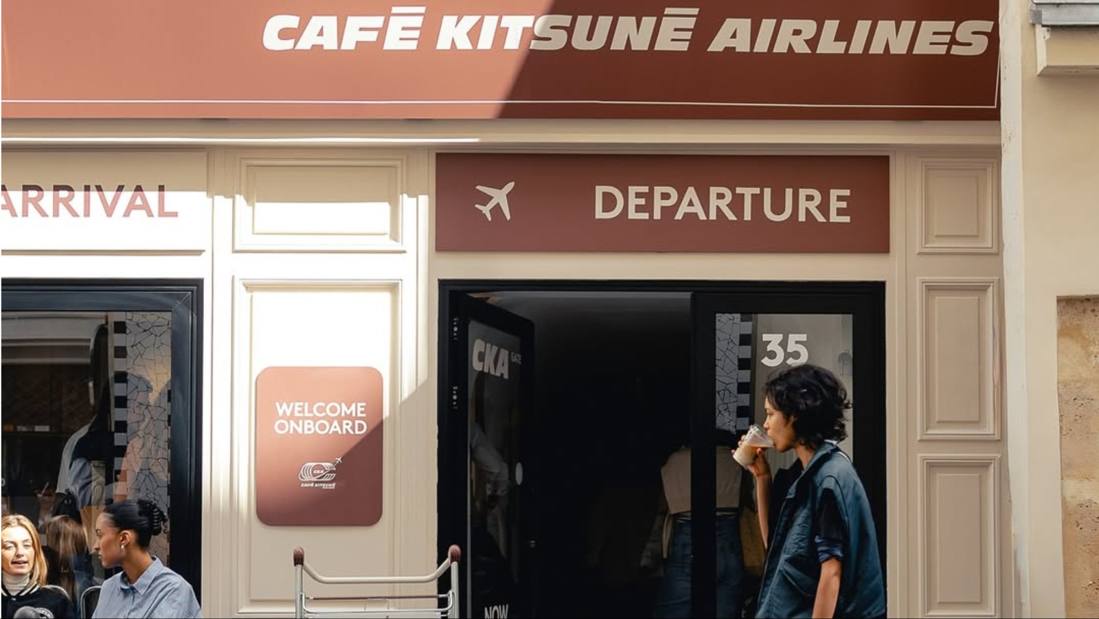Café Kitsuné Airlines: Pariz dobil pop-up, ki združuje kavo, dizajn in možnost potovanja v Tokio
