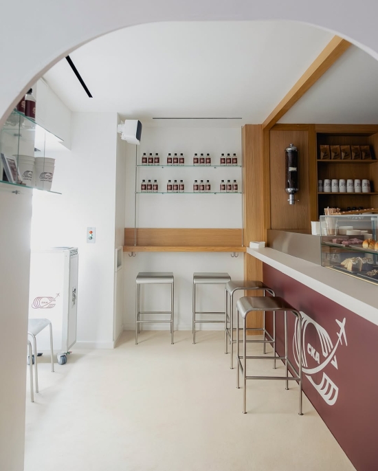 Café Kitsuné Airlines: Pariz dobil pop-up, ki združuje kavo, dizajn in možnost potovanja v Tokio
