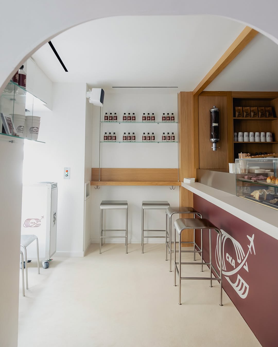 Café Kitsuné Airlines: Pariz dobil pop-up, ki združuje kavo, dizajn in možnost potovanja v Tokio