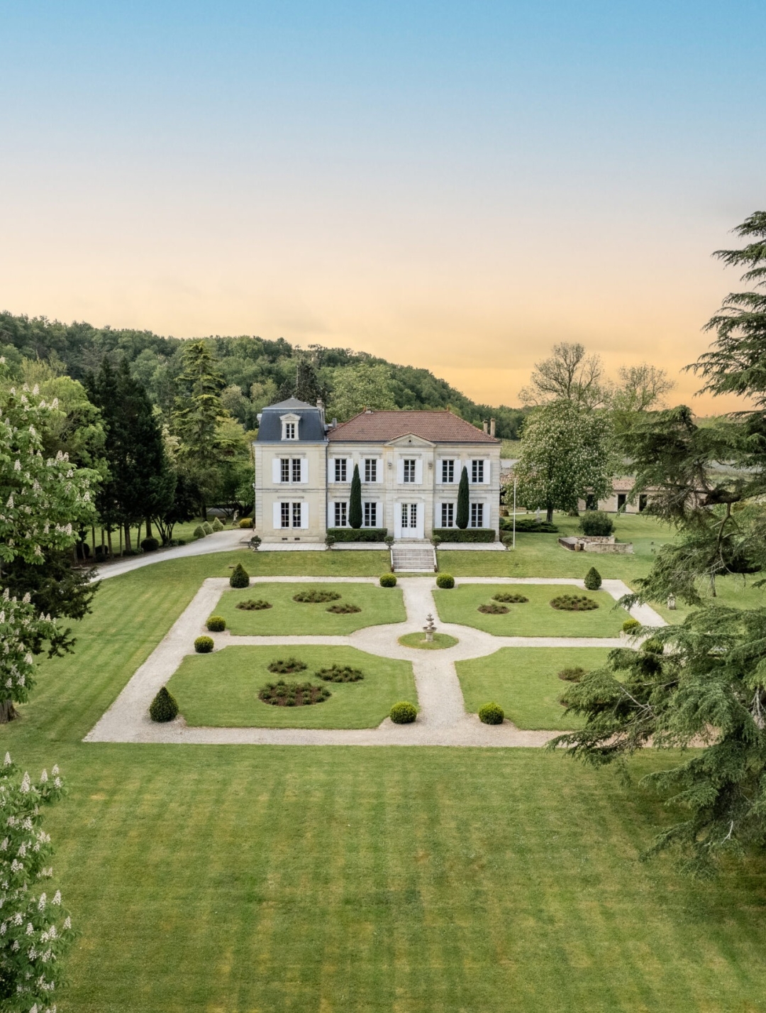 Nahaja se v osrčju vinogradov regije Bordeaux, pravljično posestvo Château de Garde