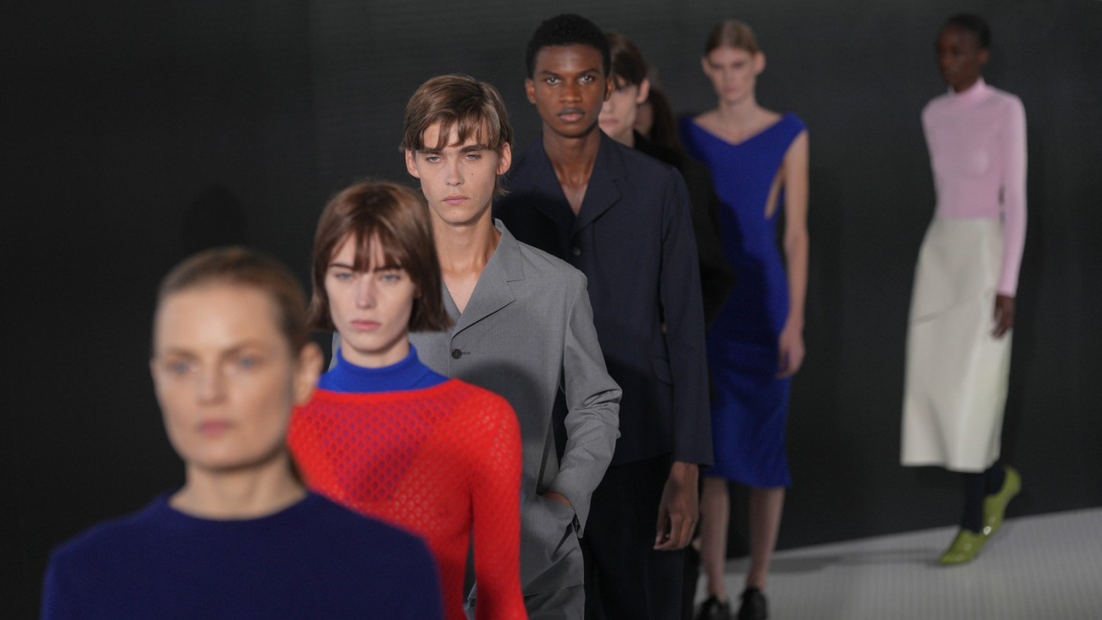 Minimalizem z nepričakovanim zasukom: Debitantska kolekcija Simoneja Bellottija za Jil Sander
