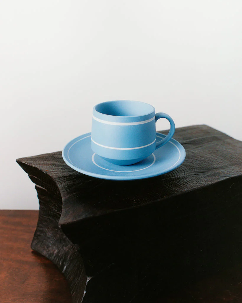 Ko se klasična keramika sreča z modnim oblikovanjem: Sodelovanje Jonathana Andersona in Wedgwood v čast Lucie Rie