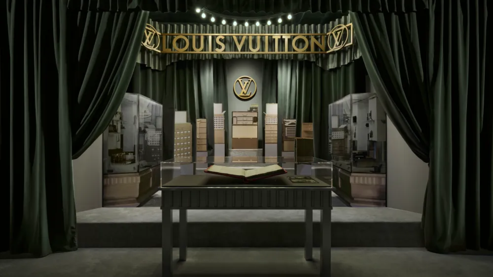Potovanje v čas, ko so potovalni kovčki postali umetniško delo: Louis Vuitton v Parizu razkriva čar Art Deco obdobja