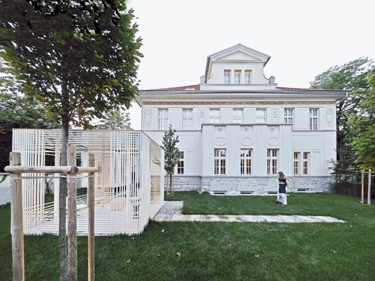 Mešanica sodobnega in klasičnega: Kako sodobni detajli poživijo prostor te edinstvene vile v Ljubljani