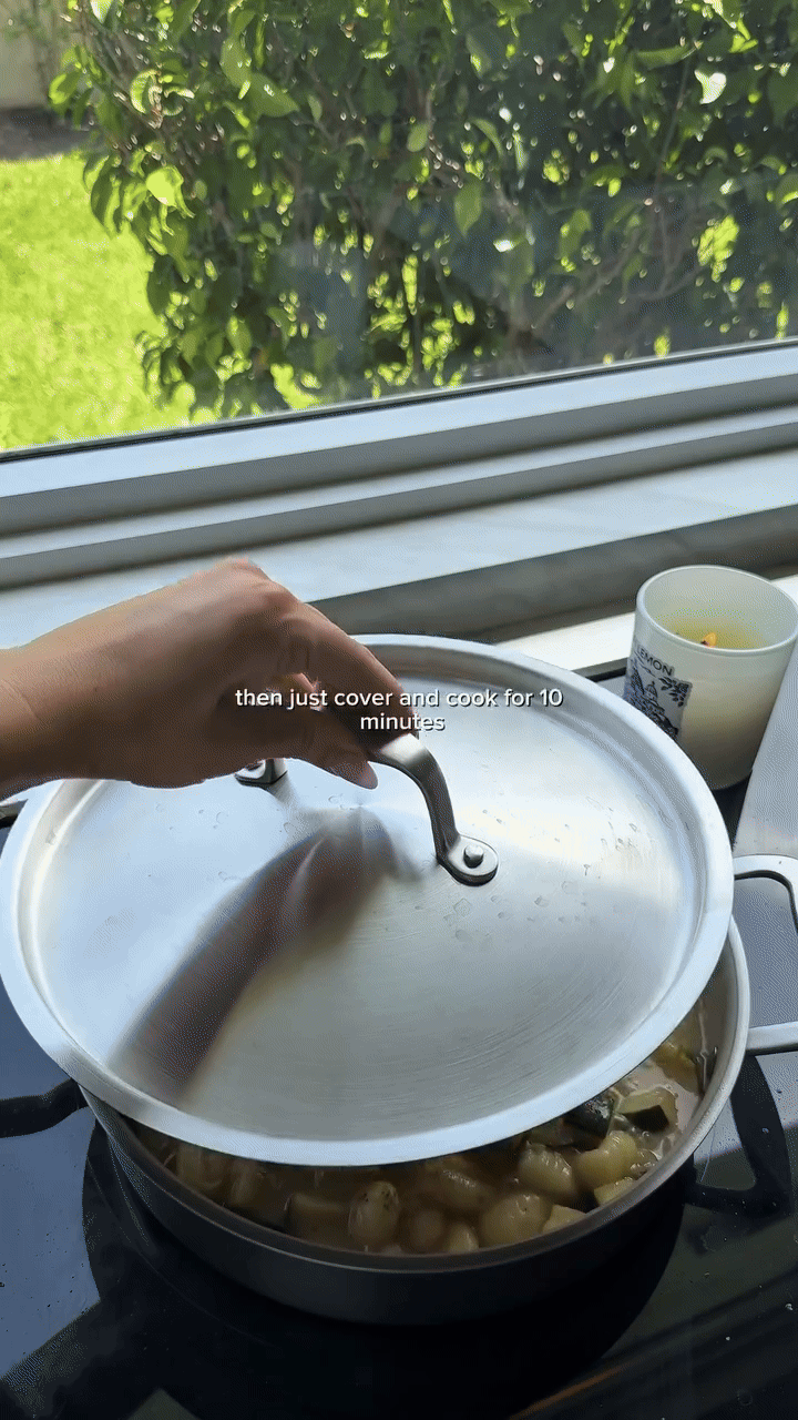 “One Pan Gnocchi”: Vreme je idealno za njoke v kremasti omaki iz limone, bučk in parmezana