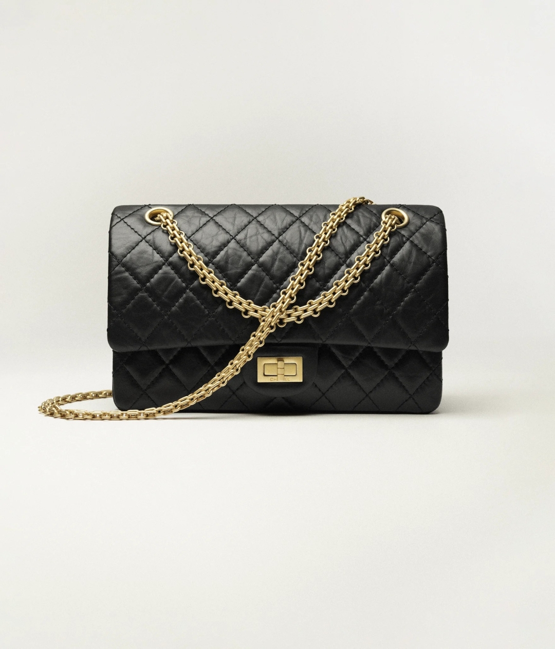 Sedem desetletij elegance: Ikonična Chanel 2.55, ki je za vedno spremenila svet torbic