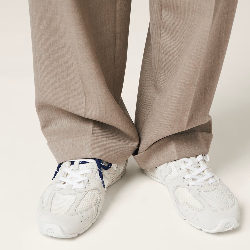 Najnovejše superge Miu Miu x New Balance 530SL so mešanica futurističnega sijaja in couture elegance, ki gre za med