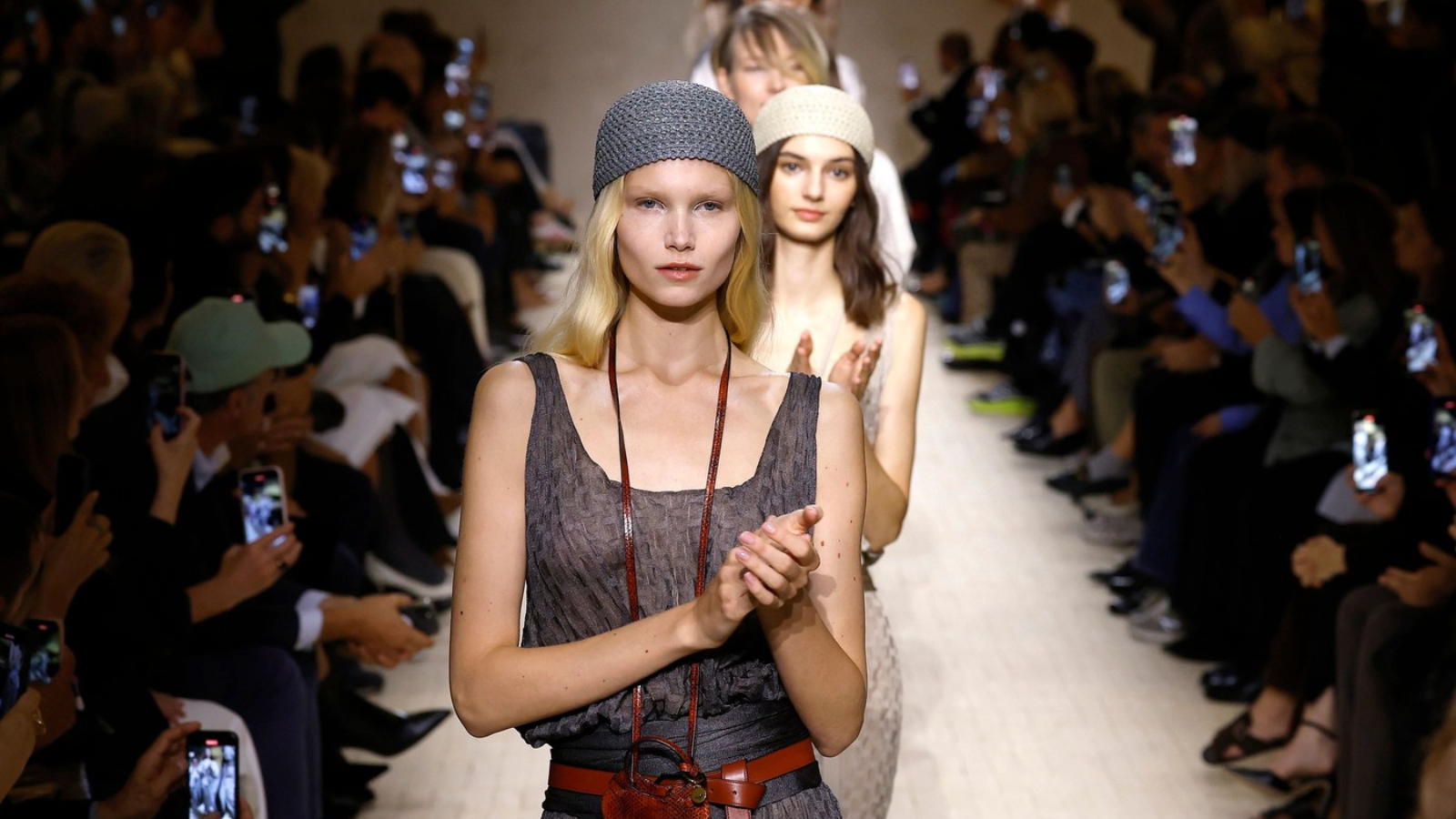 Emporio Armani Retorni: Ganljiv modni poklon in poslovilni trenutek modnega vizionarja