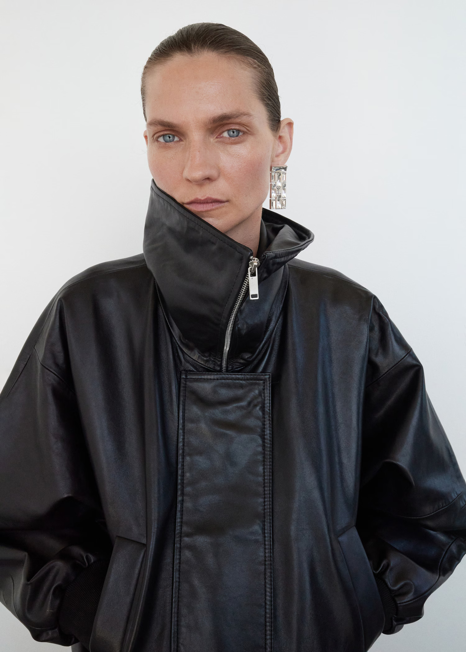 Nova usnjena jakna Mango je popolna, če iščete nekaj, kar je najbližje dizajnerskemu modelu YSL, vendar cenovno ugodno