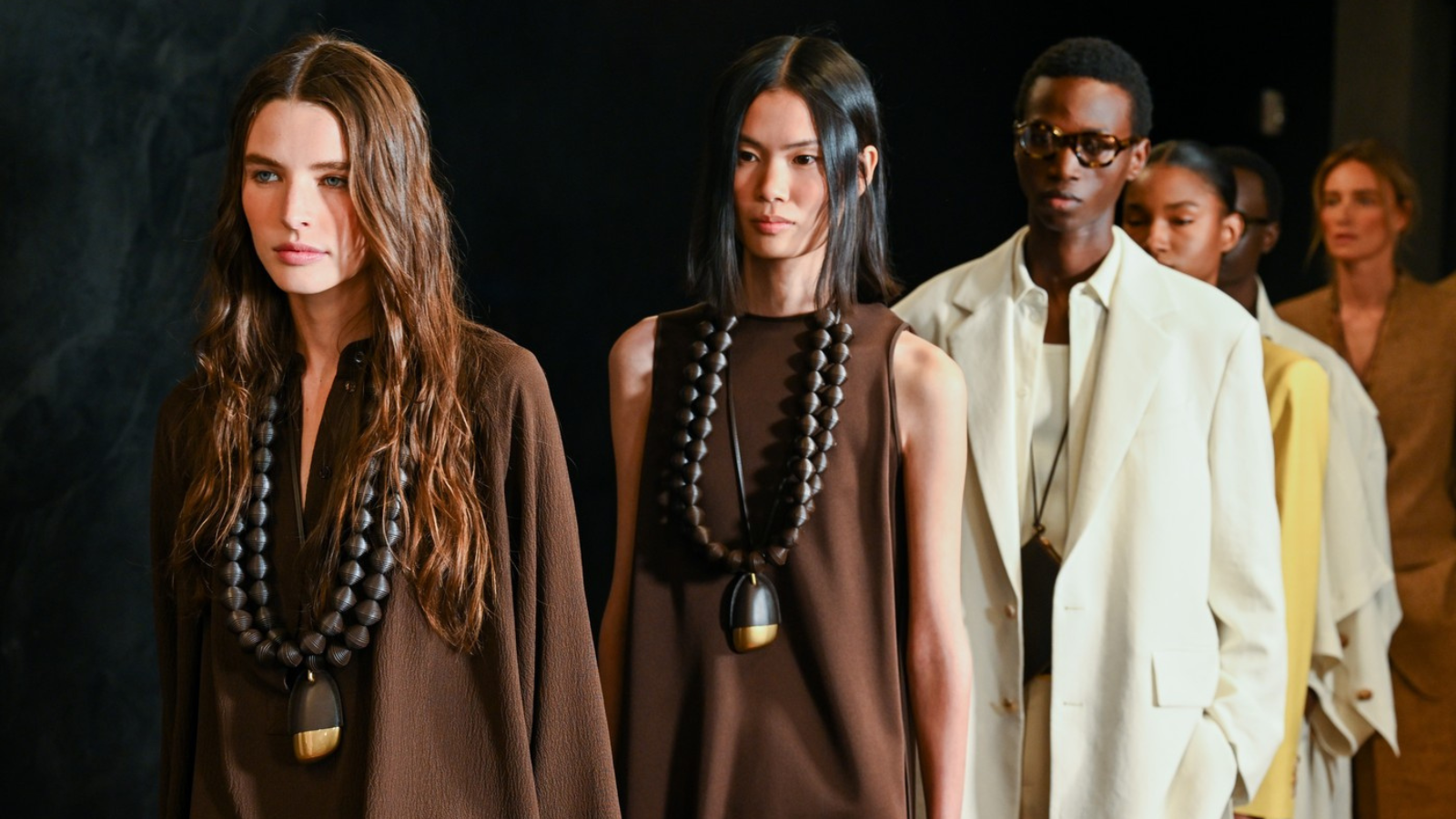 Ležerna eleganca in sofisticiran minimalizem: Michael Kors spomladi 2026 napoveduje vrnitev brezčasnega glamurja