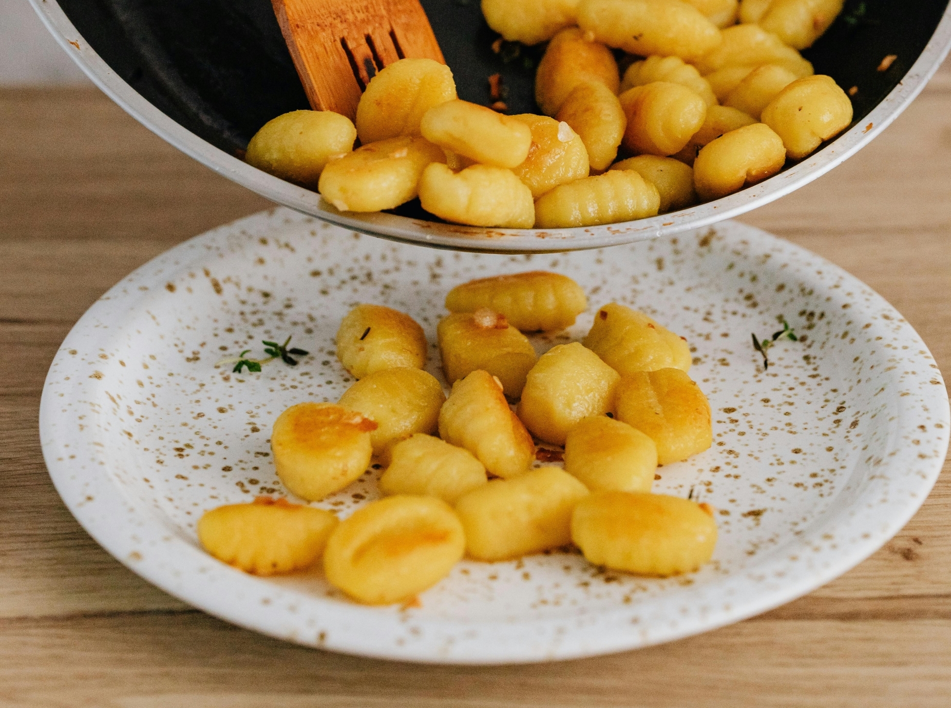 “One Pan Gnocchi”: Vreme je idealno za njoke v kremasti omaki iz limone, bučk in parmezana