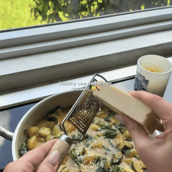 “One Pan Gnocchi”: Vreme je idealno za njoke v kremasti omaki iz limone, bučk in parmezana