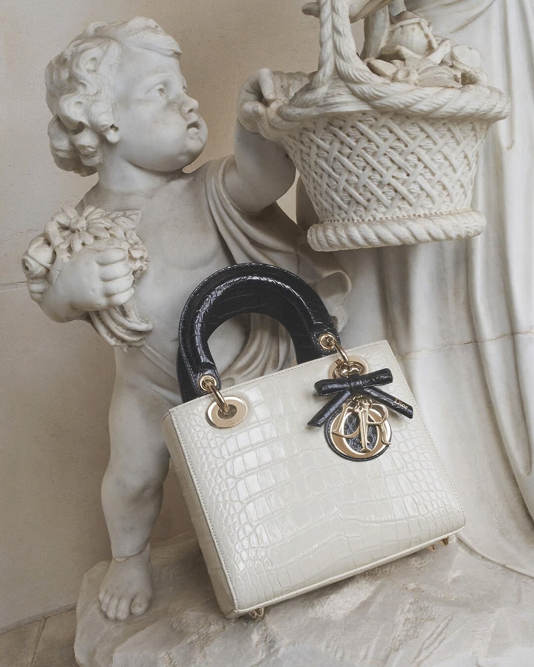 Jonathan Anderson razkriva svojo prvo Dior kampanjo: Lady Dior v novi preobleki