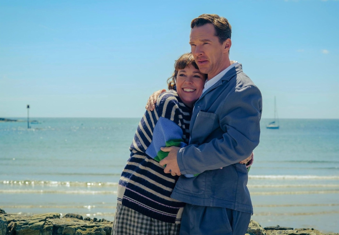 Vojna zakoncev Rose: Olivia Colman in Benedict Cumberbatch v strastni črni komediji končno tudi v domačih kinematografih