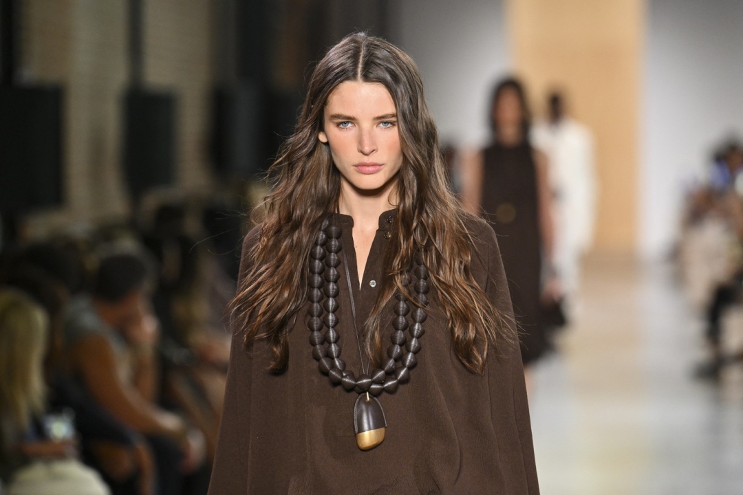 Ležerna eleganca in sofisticiran minimalizem: Michael Kors spomladi 2026 napoveduje vrnitev brezčasnega glamurja