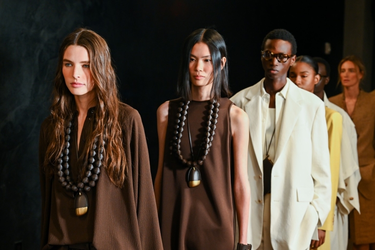 Ležerna eleganca in sofisticiran minimalizem: Michael Kors spomladi 2026 napoveduje vrnitev brezčasnega glamurja