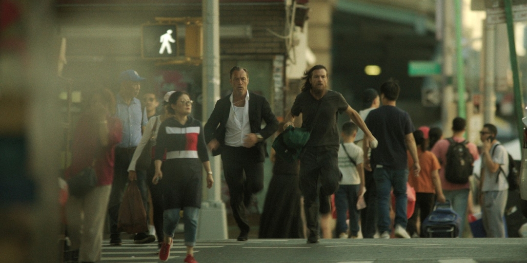 Jude Law in Jason Bateman v srhljivo napeti seriji Black Rabbit na Netflixu