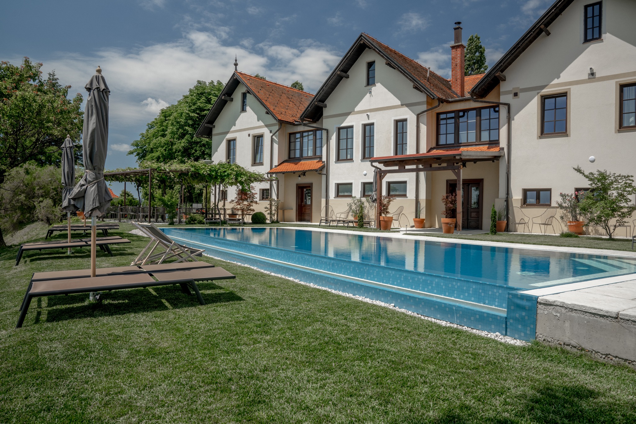 Jesenski pobeg za brbončice in dušo: vino, wellness in osupljivi razgledi