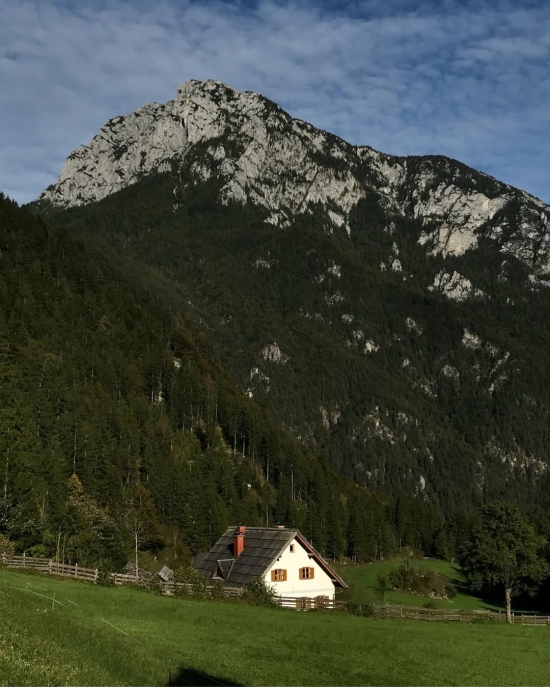 Če ste že prehodili Logarsko dolino, je čas, da odkrijete njen tišji, a prav tako očarljiv “sosednji kot”
