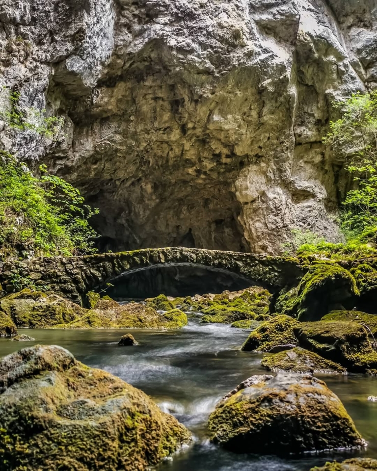 Spoznajte čudež kraške doline, kjer se srečata divja voda in stoletna kamnita arhitektura narave