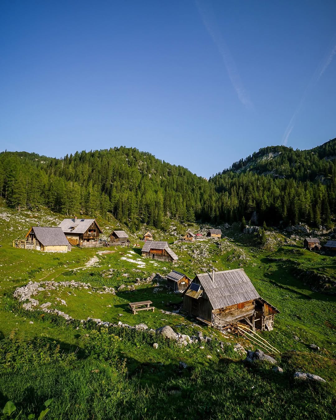 V samem srcu Fužinskih planin, kjer se narava sreča s tišino, čaka razgled, ki prevzame vsako misel