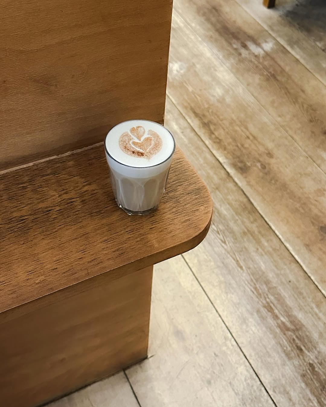 Chai latte: napitek z jesenskimi začimbami, ki združuje tisočletno tradicijo in sodoben užitek