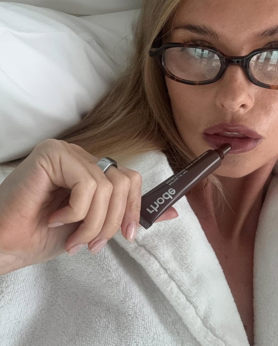 “Toasted blush”: Jesenski lepotni trend, ki na ličnice prinaša toplino jesenskega sonca in vetra