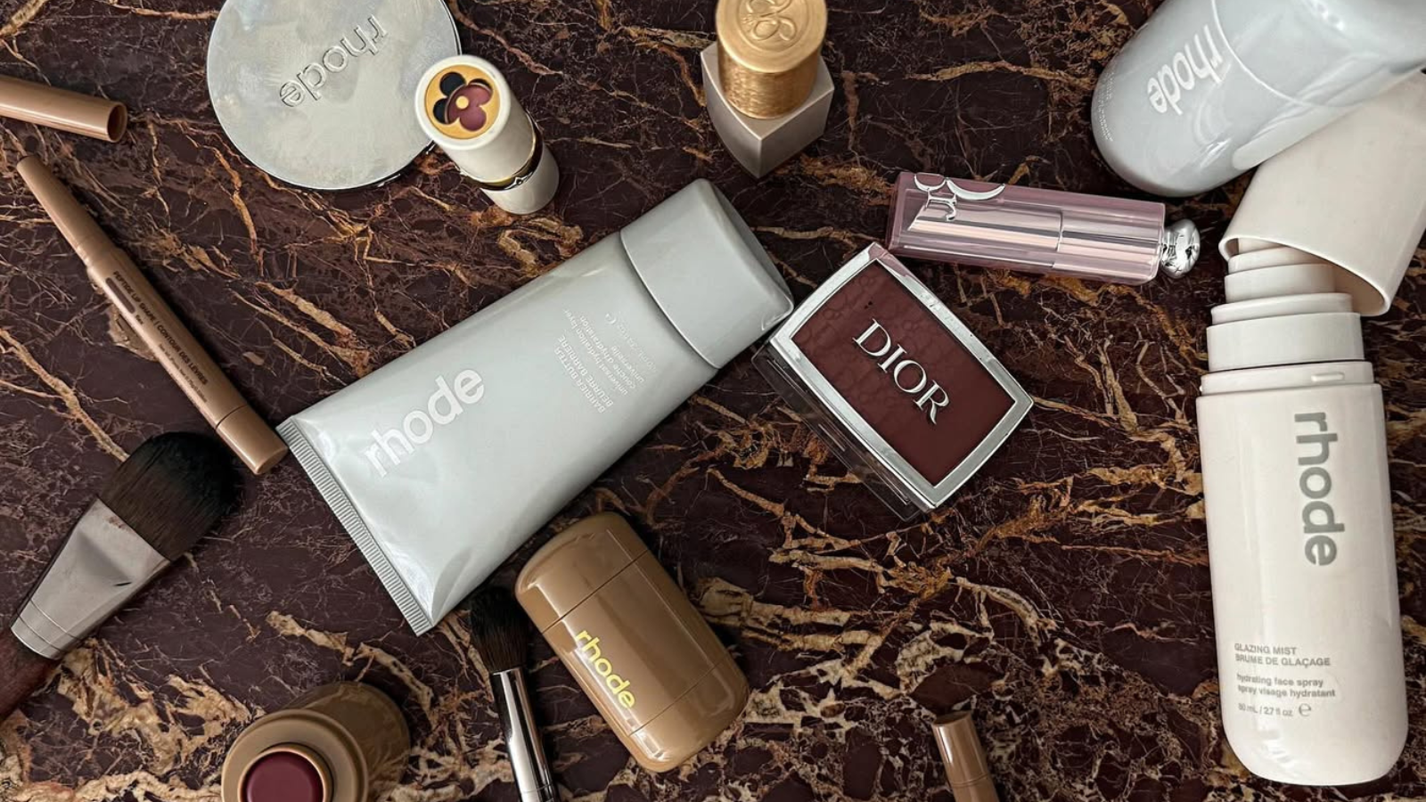 “Toasted blush”: Jesenski lepotni trend, ki na ličnice prinaša toplino jesenskega sonca in vetra