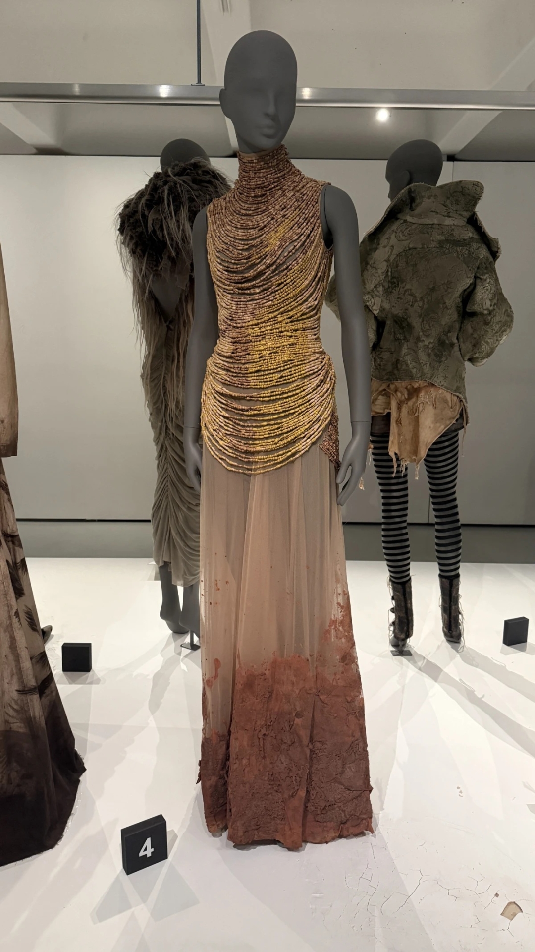“Dirty Looks”: Razstava, kjer Alexander McQueen znova izziva predstave o popolnosti