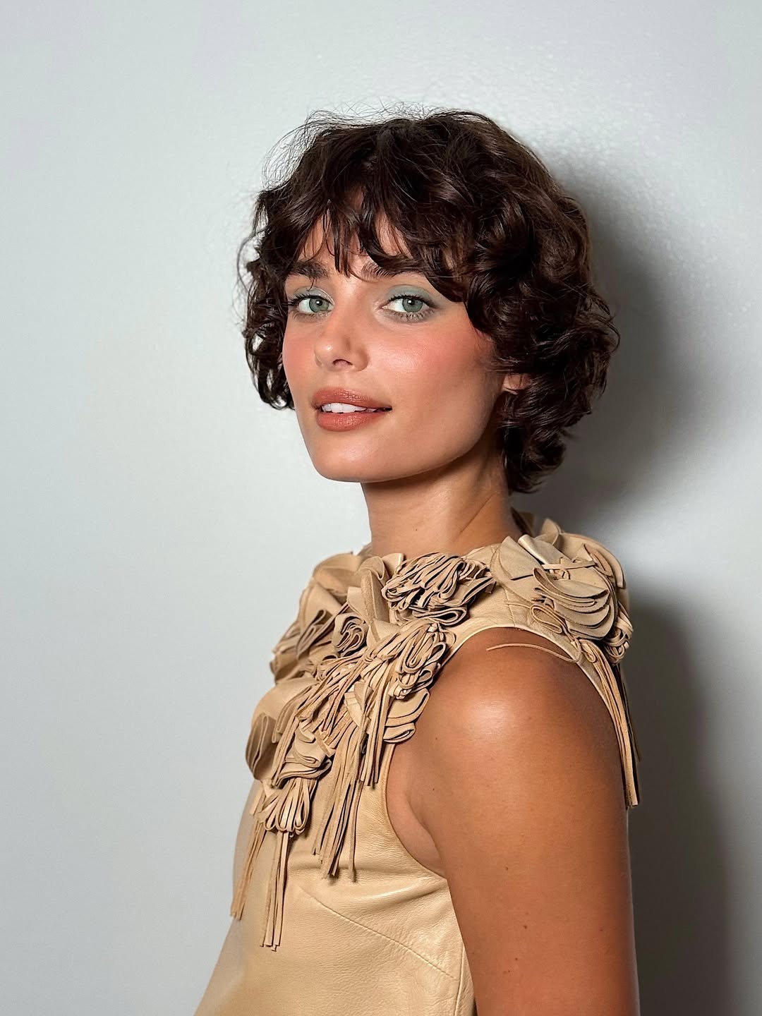 “Pixie cut” ali bob? Taylor Hill nas navdihuje, da preizkusimo ta (kodrasti) slog