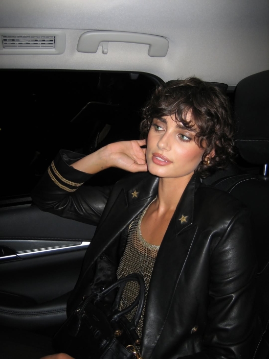 “Pixie cut” ali bob? Taylor Hill nas navdihuje, da preizkusimo ta (kodrasti) slog