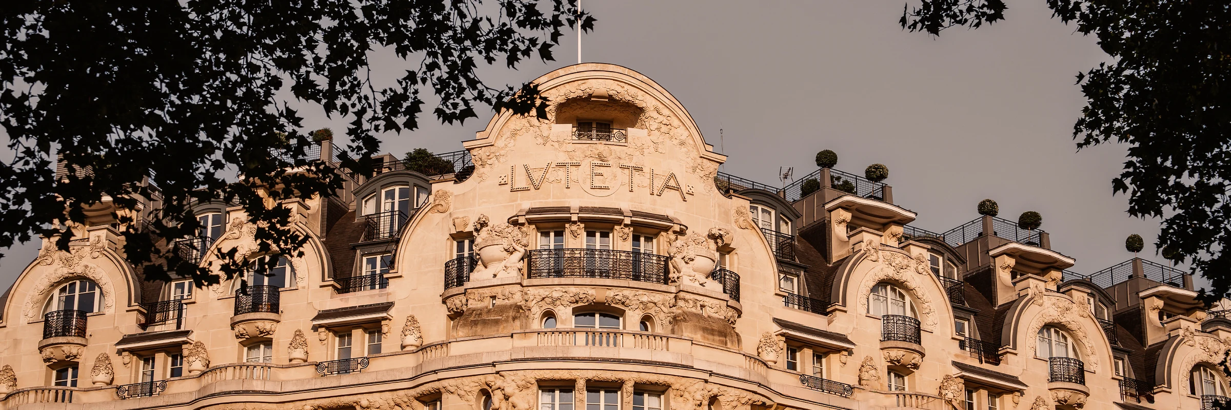 Nova sezona serije The White Lotus se snema v Parizu in zdi se, da je ta ikonični hotel prizorišče dogajanja