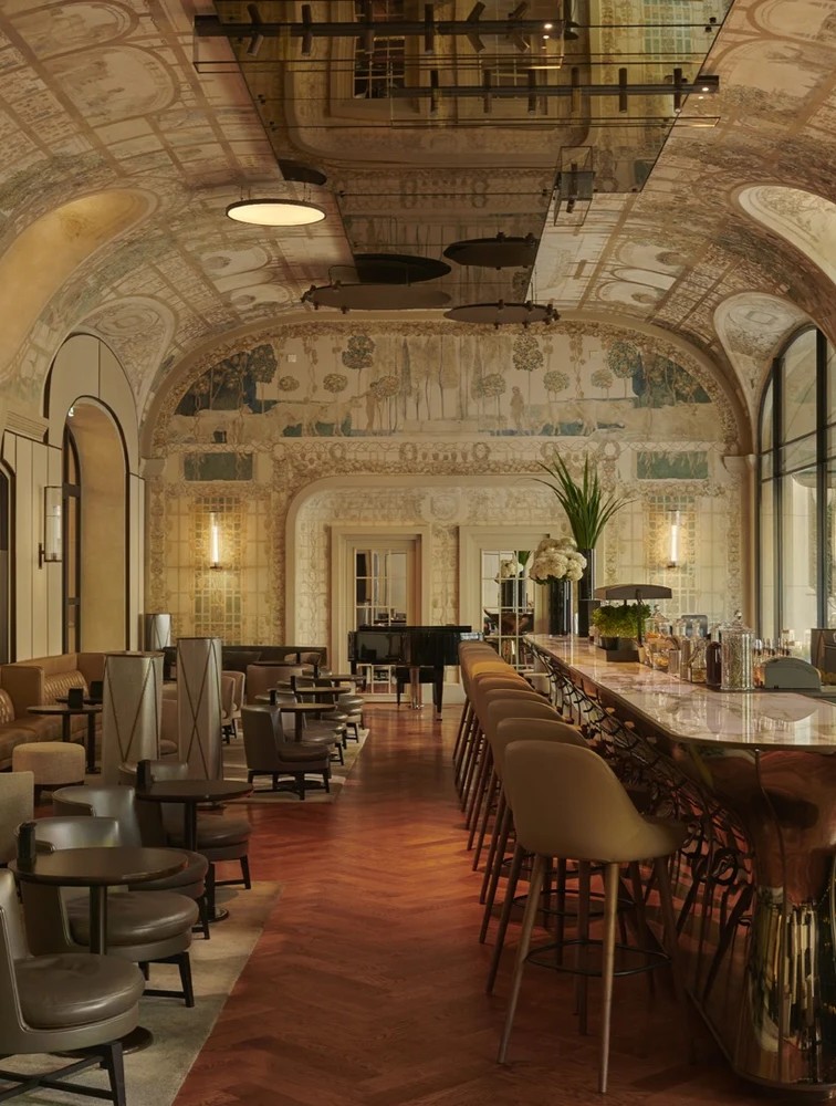 Nova sezona serije The White Lotus se snema v Parizu in zdi se, da je ta ikonični hotel prizorišče dogajanja