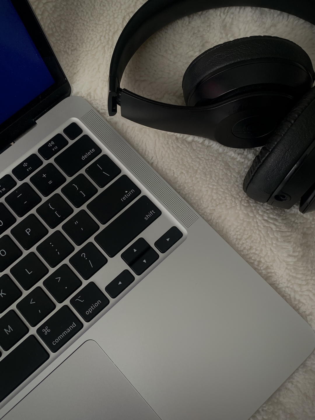 Netflix in Spotify združujeta moči, zato bodo že v začetku leta 2026 na Netflixu na voljo video podkasti